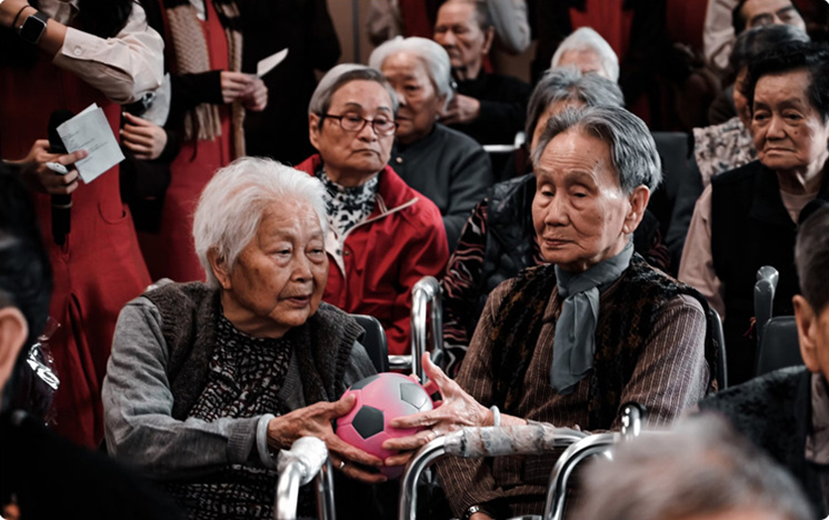 端午节慰问养老院的老人，为他们送去温暖